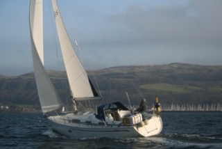  El Bavaria 35 Cruiser frenle a la costa de Largs
